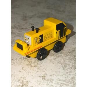 SODOR RAILWAY REPAIR Engine (2001) / RETIRED Thomas wooden train
